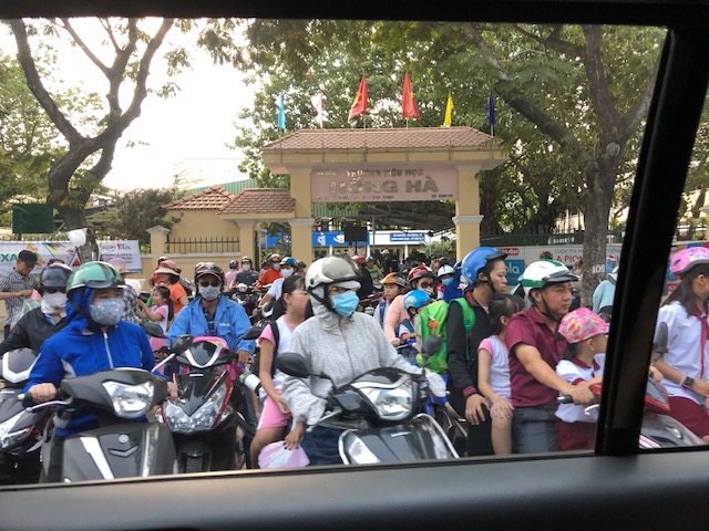 Typisches Bild in den Strassen Vietnams Städte: Voller Mopeds und Motorräder. Wer getraut sich über die Strasse? Bellecapital, 2019